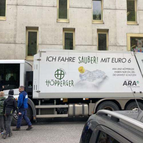 Höpperger vor der Schule