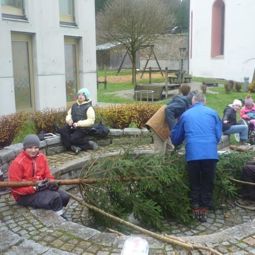 Christbaum im Schulhof aufstellen