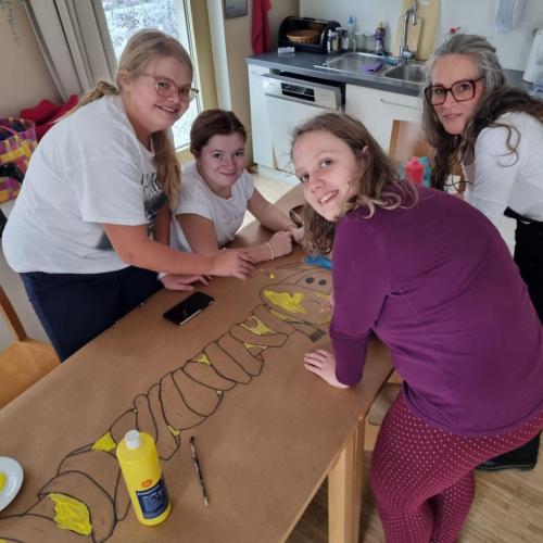 Gruppe 8 gestaltet Fensterbilder