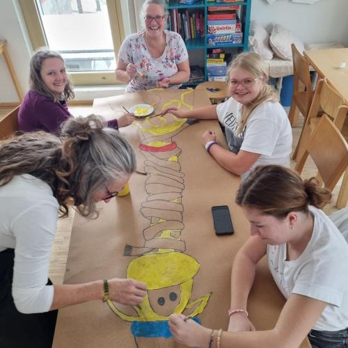 Gruppe 8 gestaltet die Fensterdeko