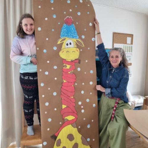 Gruppe 8 gestaltet Fensterdeko