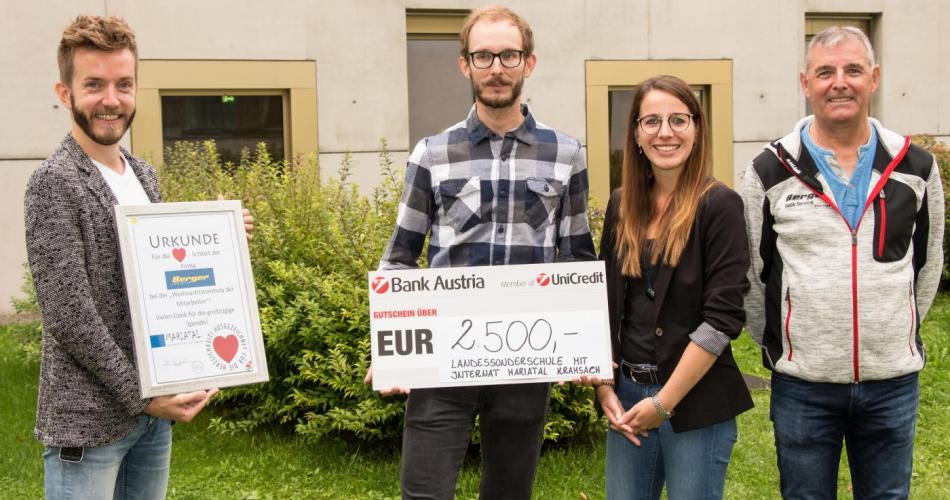 Spendenübergabe des Schecks von der Firma Berger Logistik GmbH
