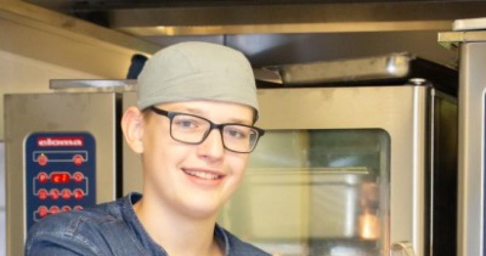Maximilian beim Kochen